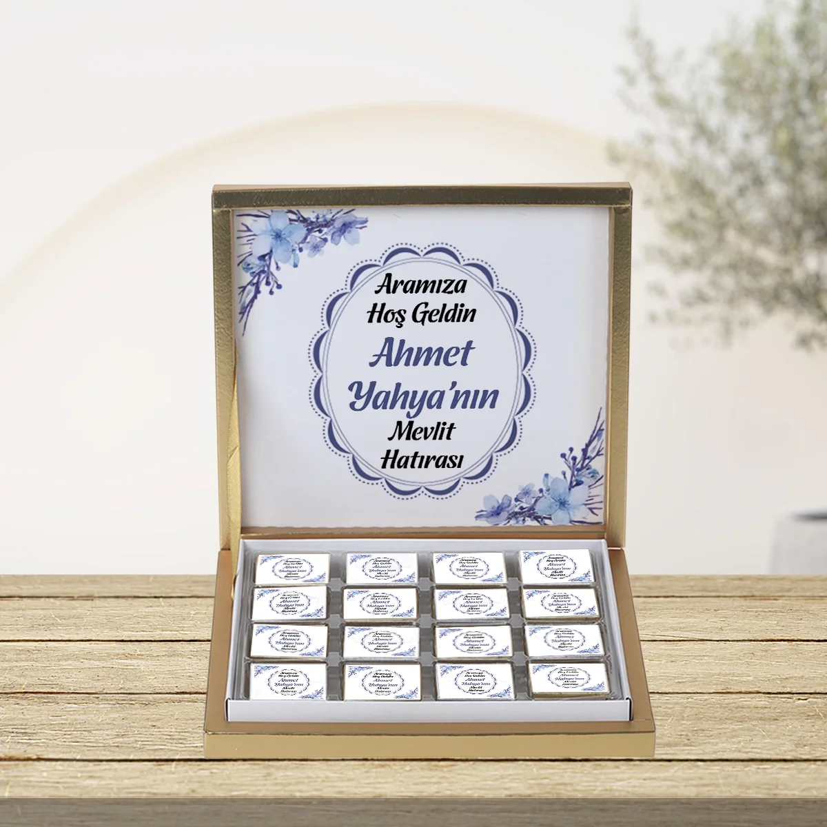 64-sayfa-cicek-mavi-48-li-gold-kutu-cikolata-5317488 Çiçek Model Mavi Konsept Gold Kutuda 48 Adet Madlen Çikolata - Görsel 1