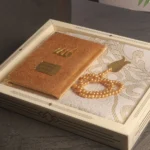 Hediyelik Lüks Kutuda Seccadeli Gold Renkli Kadife Yasin ve İsme Özel İnci Tesbih Seti - Görsel 2